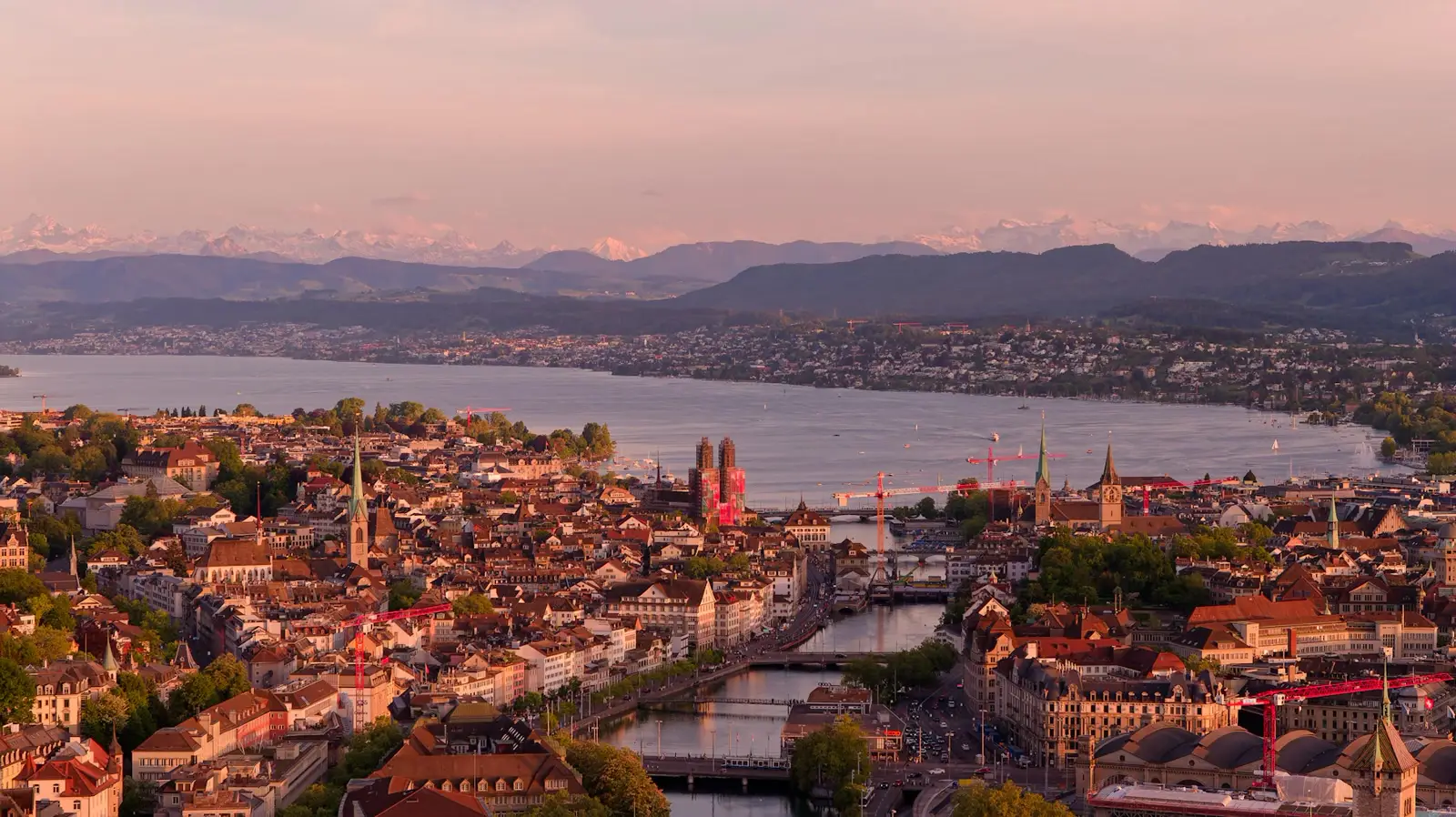 Zürich at sunset with the lake and the Alps behind